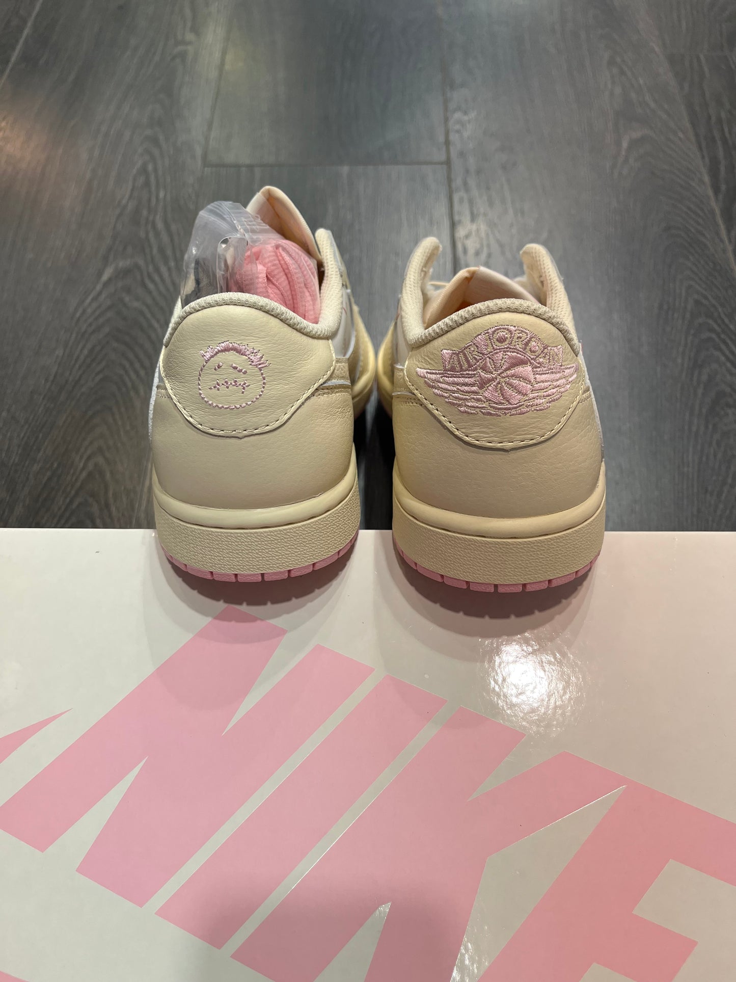 Air Jordan 1 Travis Scott Shy Pink
