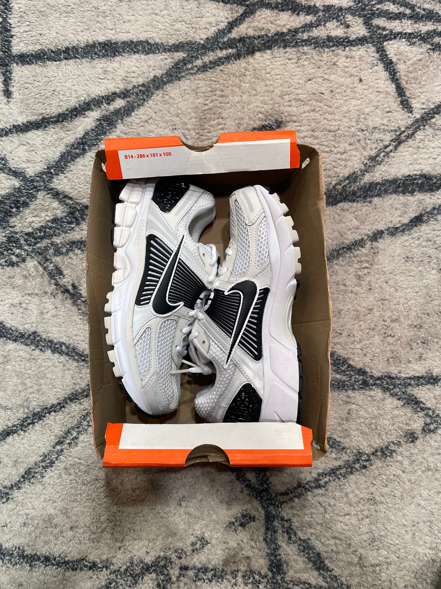 Nike Vomero 5 Black White