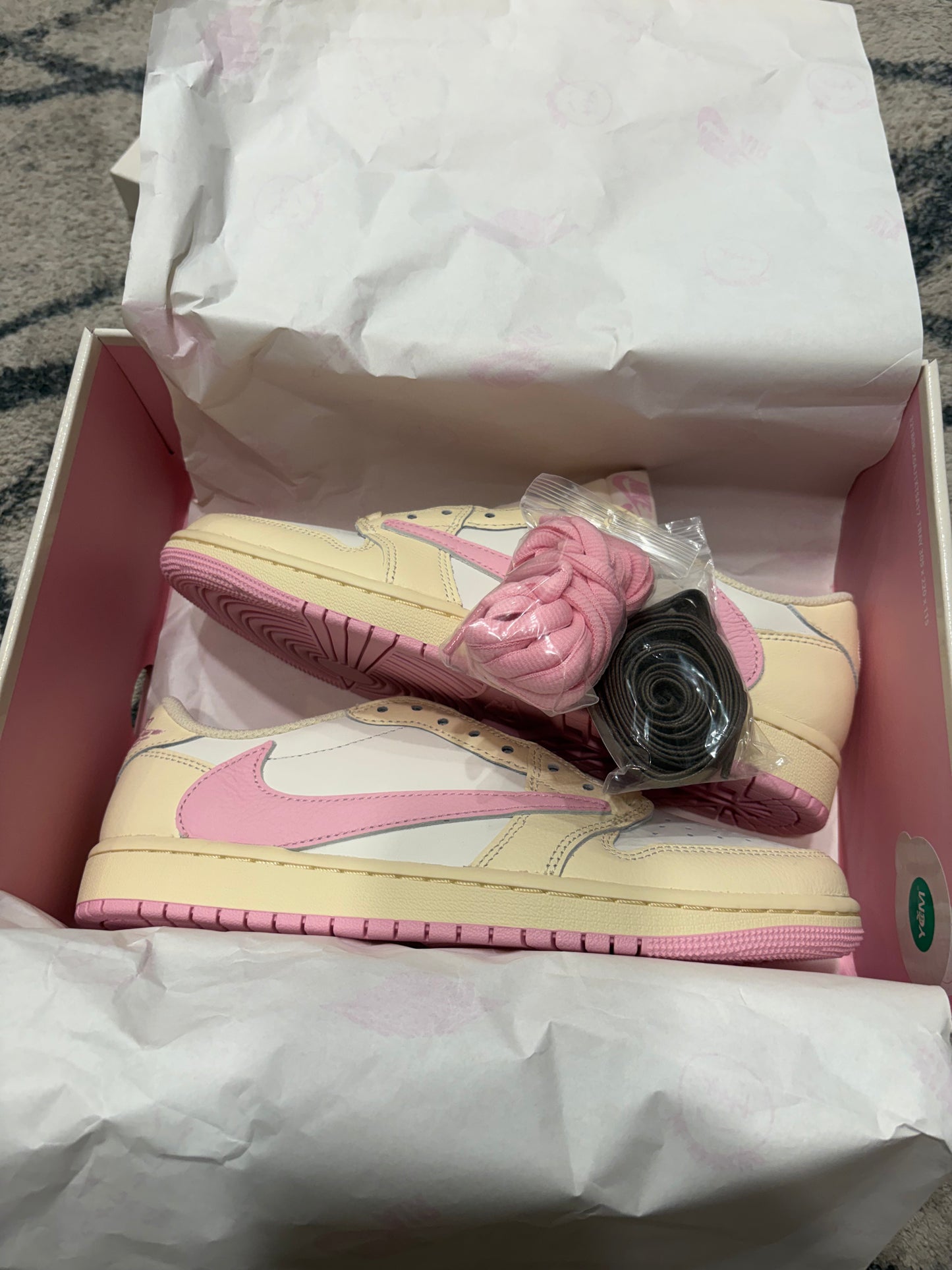 Air Jordan 1 Travis Scott Shy Pink