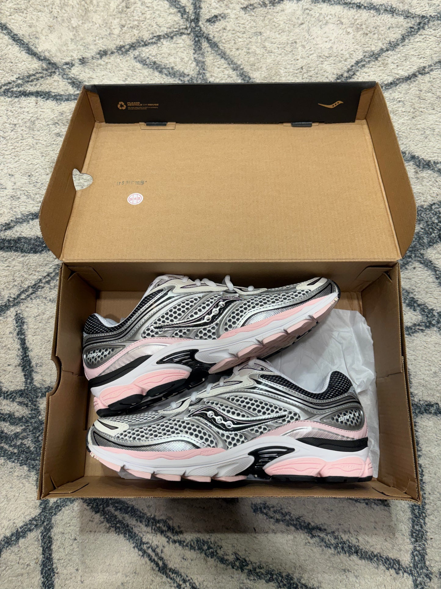 Saucony Progrid Omni 9 Silver Pink