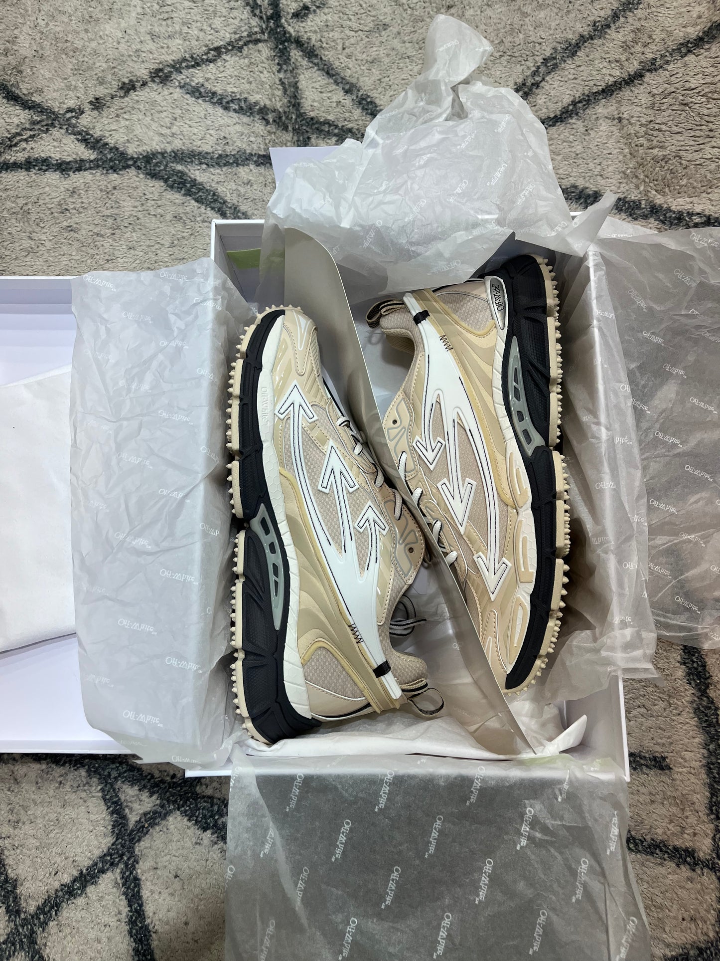 Off White Be Right Vintage Black Beige