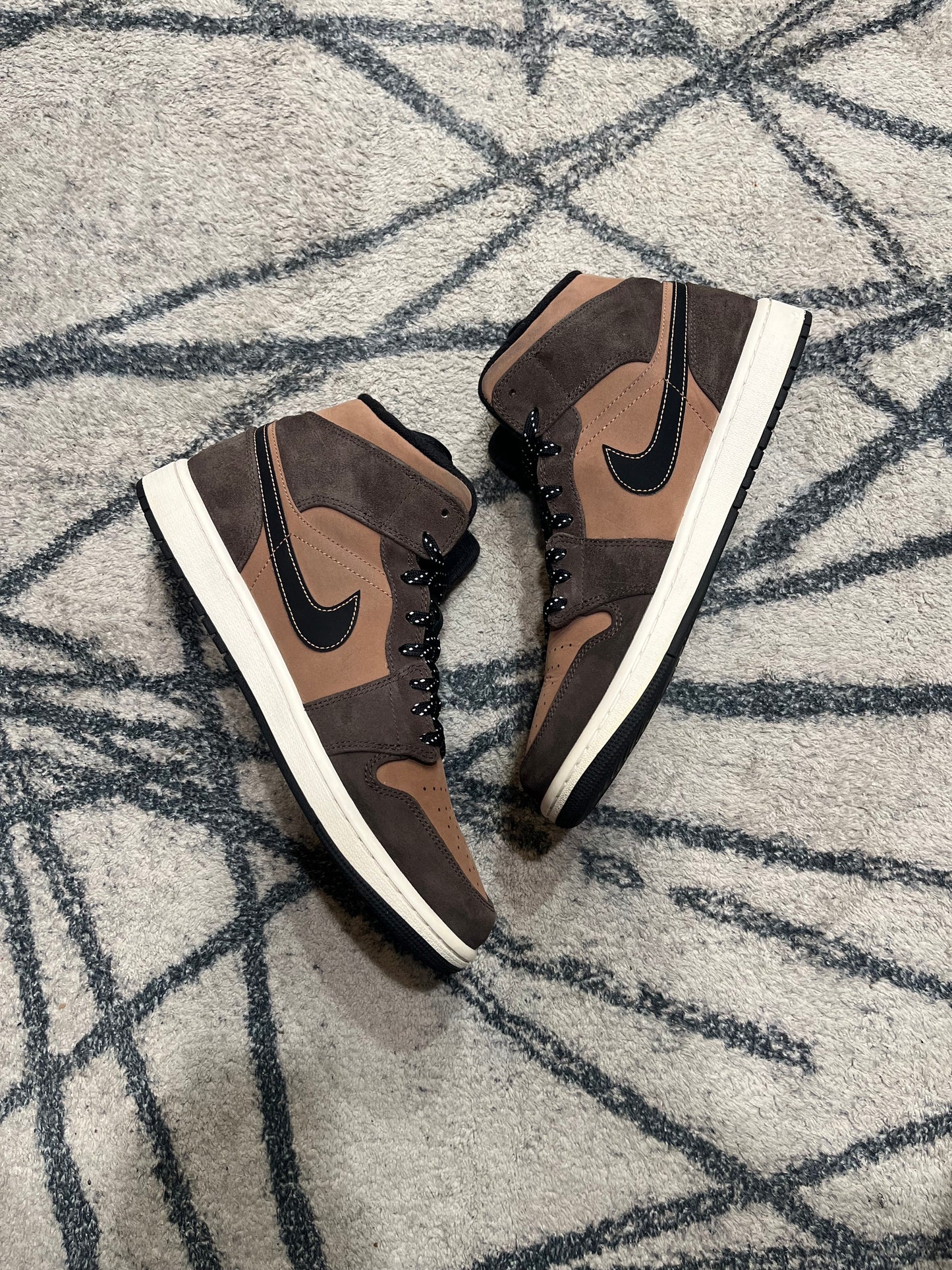 Air Jordan 1 Mid SE Chocolat