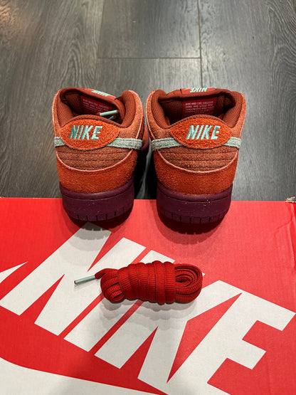 Nike Dunk SB Mystic Red
