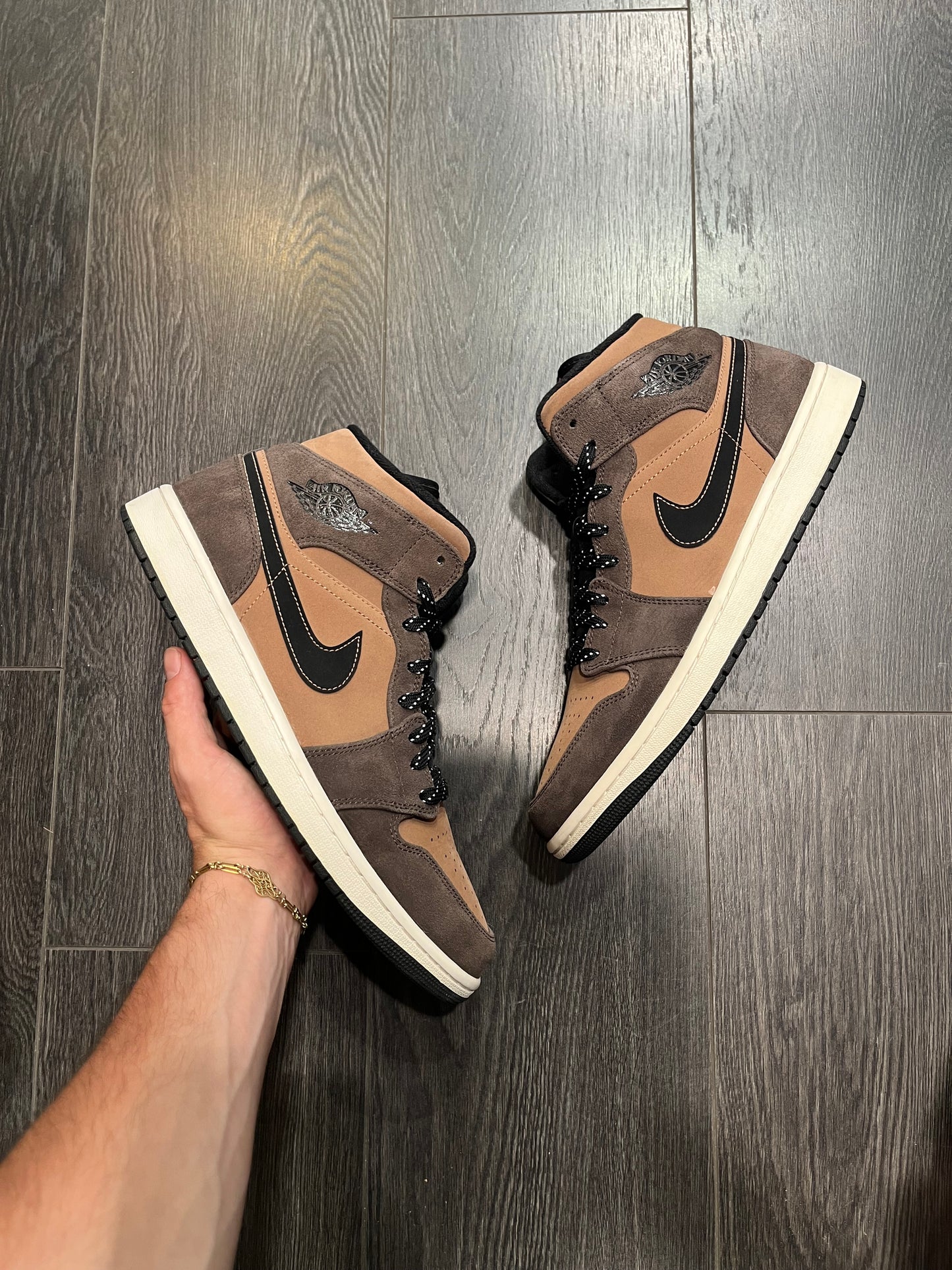 Air Jordan 1 Mid SE Chocolat