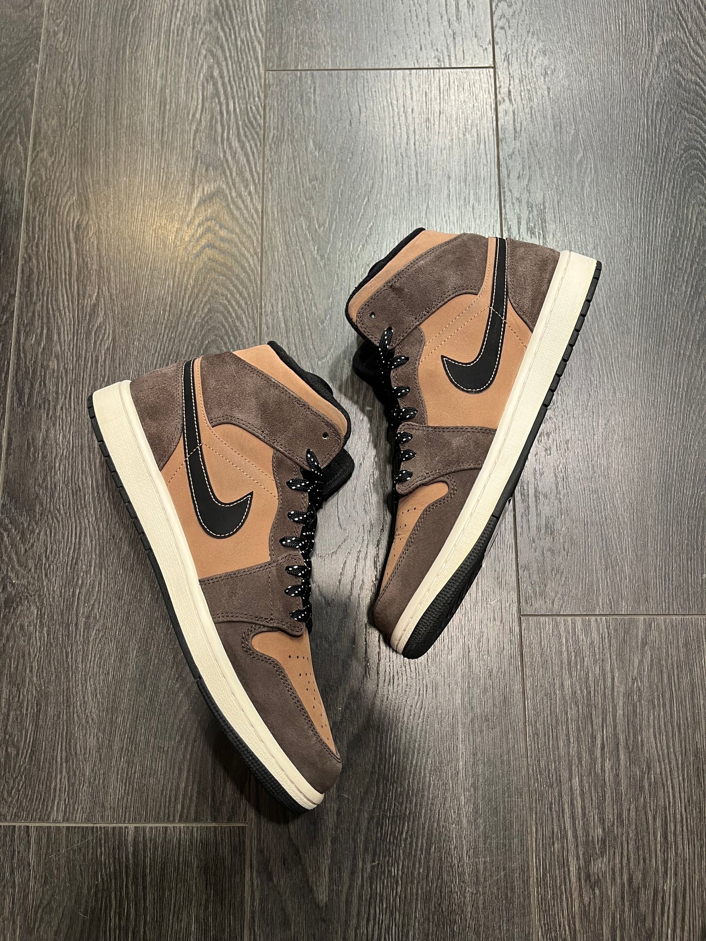 Air Jordan 1 Mid SE Chocolat