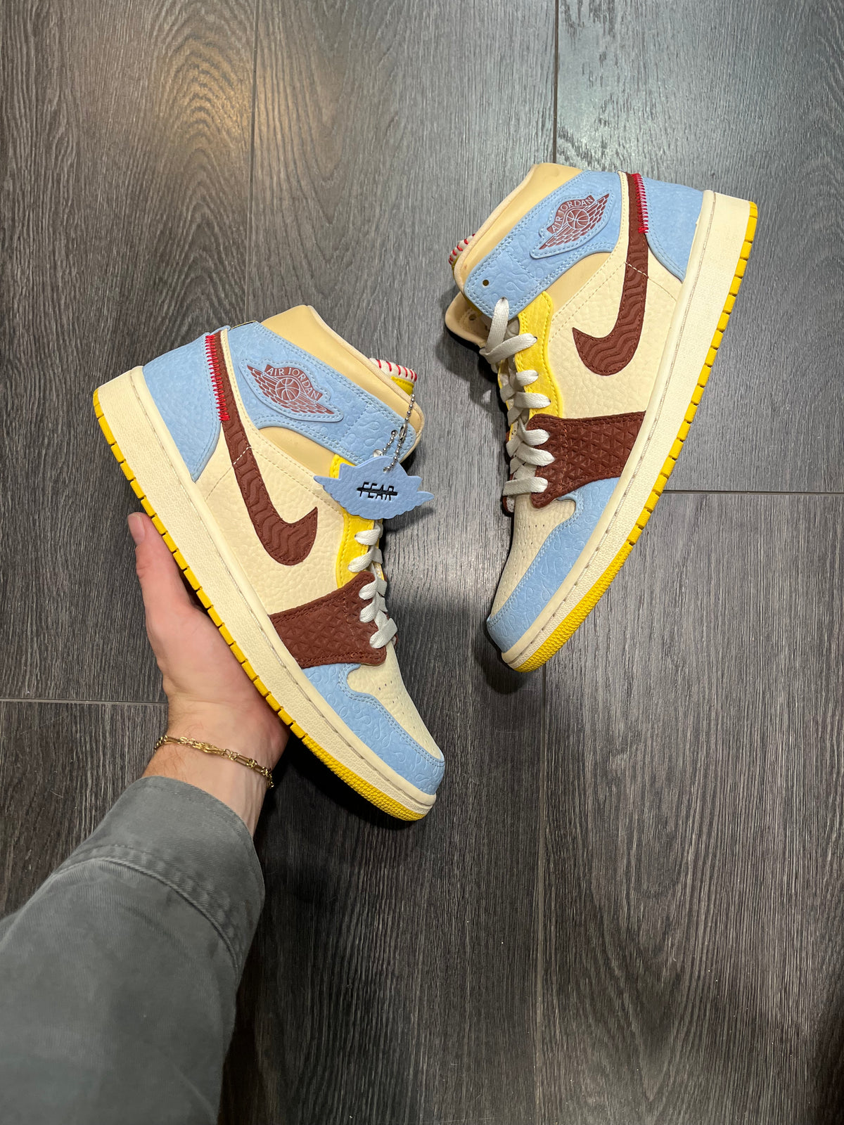 Air Jordan 1 Mid Maison Chateau Rouge