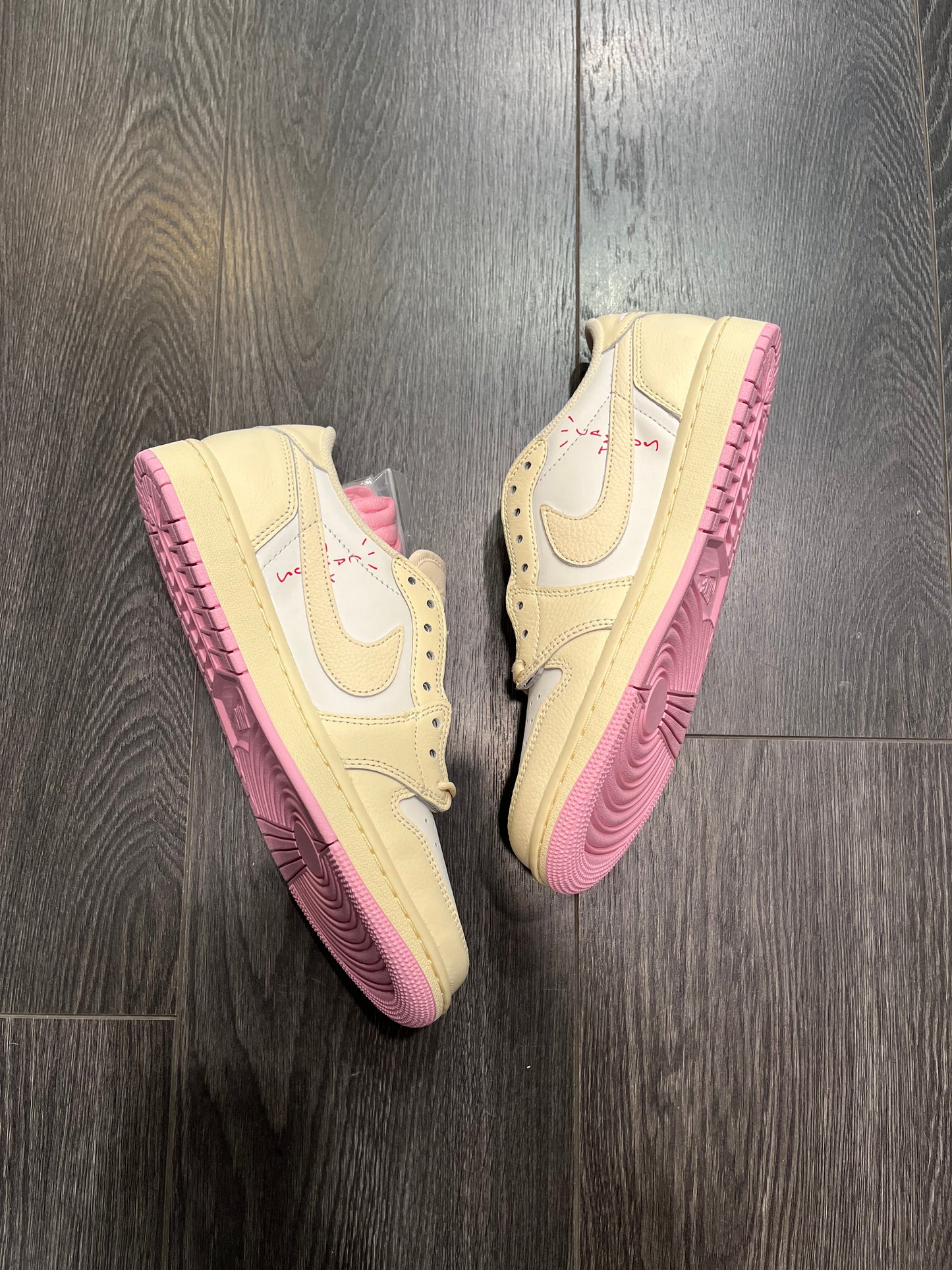 Air Jordan 1 Travis Scott Shy Pink