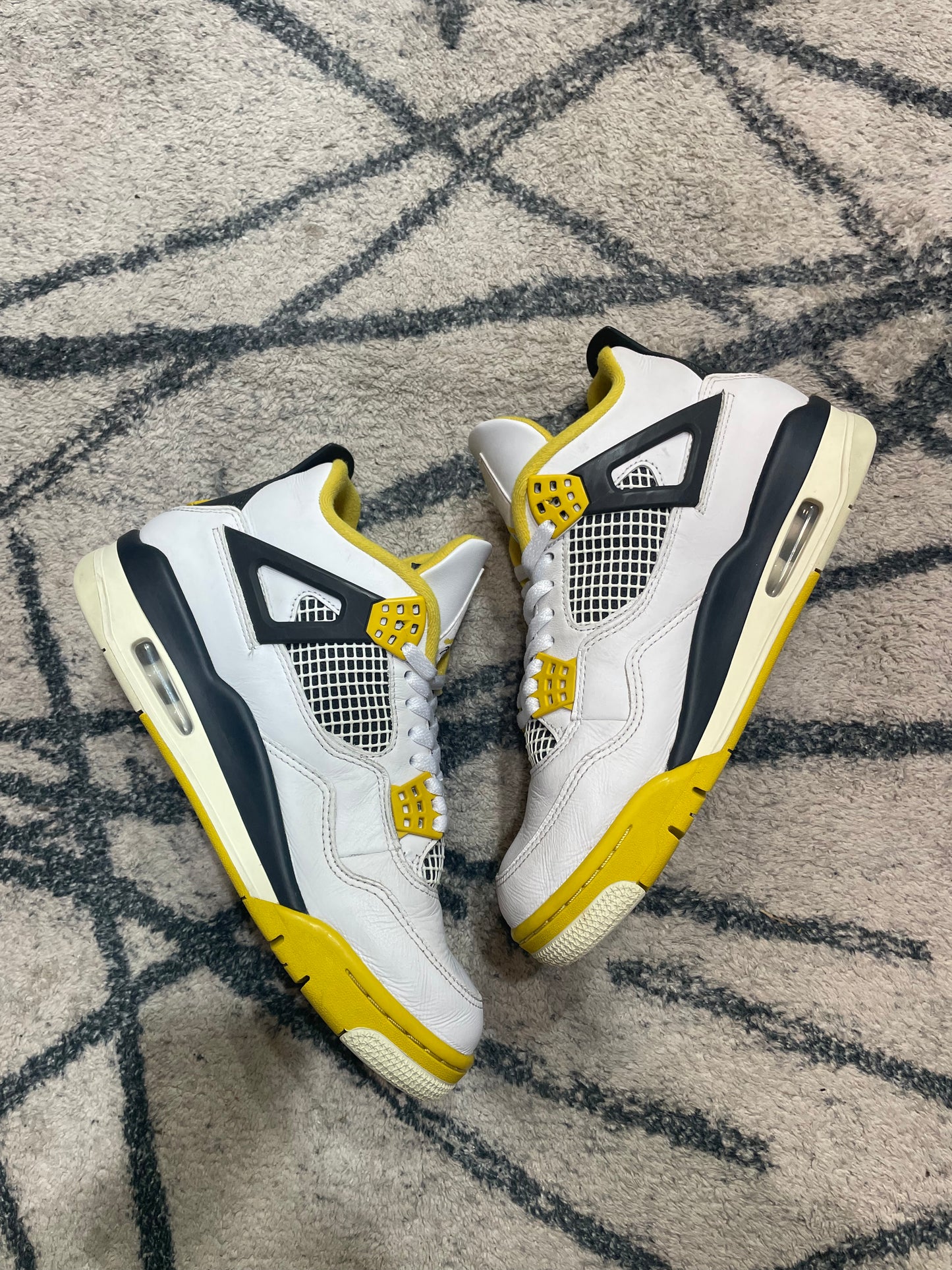 Air Jordan 4 Vivid Sulfur