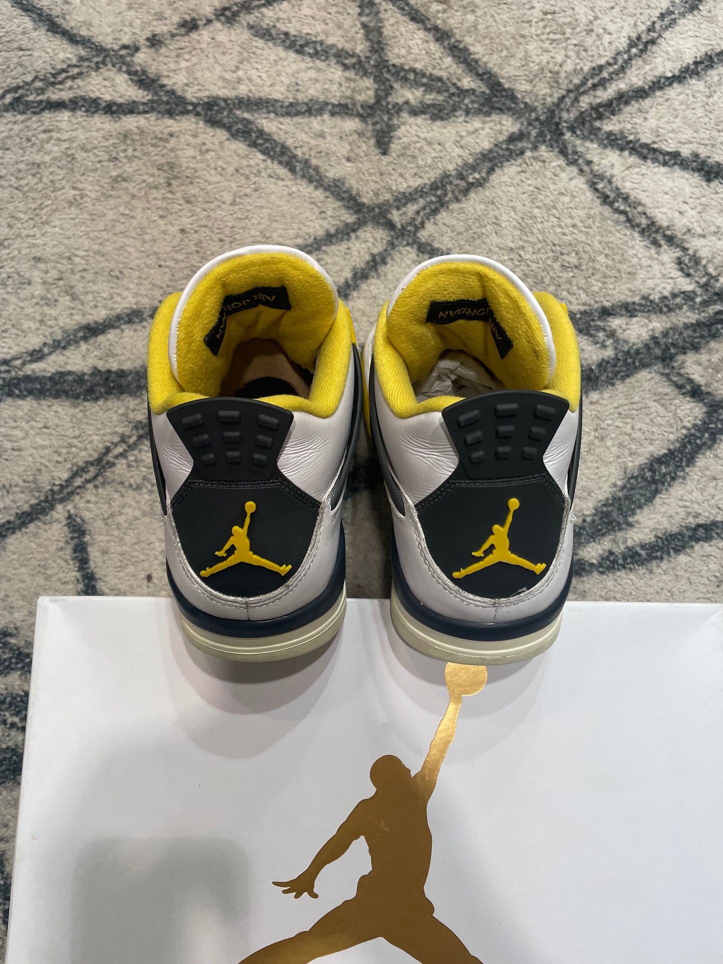 Air Jordan 4 Vivid Sulfur