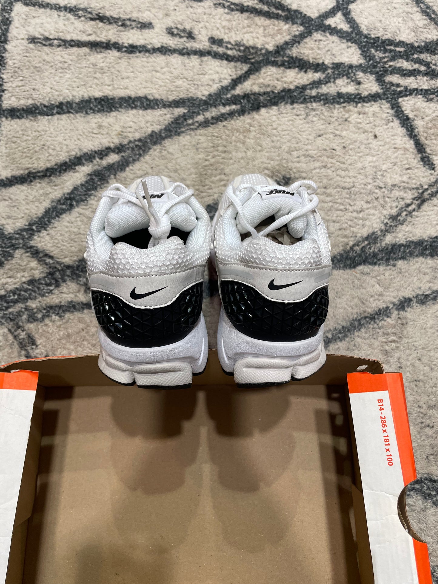 Nike Vomero 5 Black White