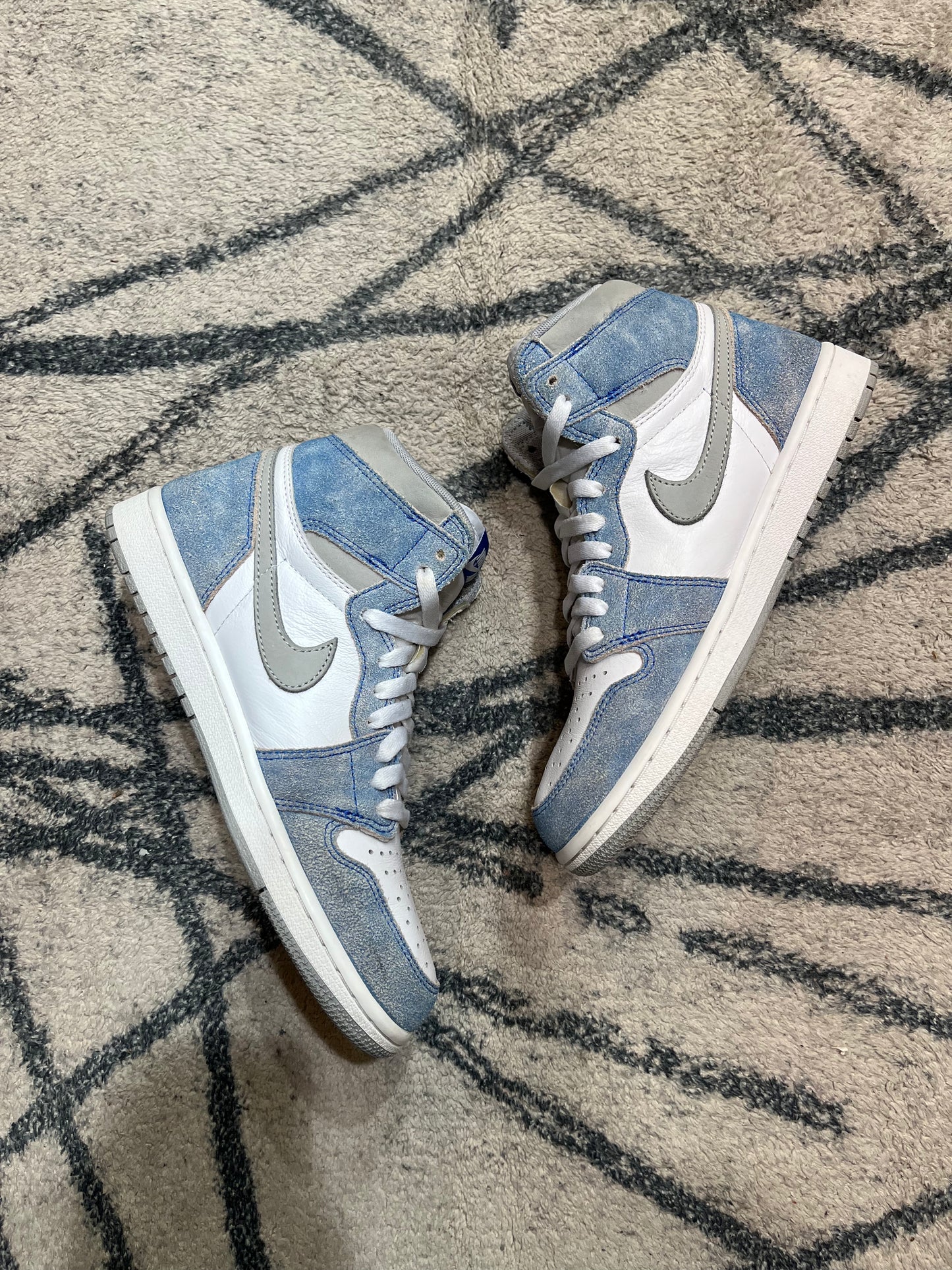 Air Jordan 1 Hyper Royal