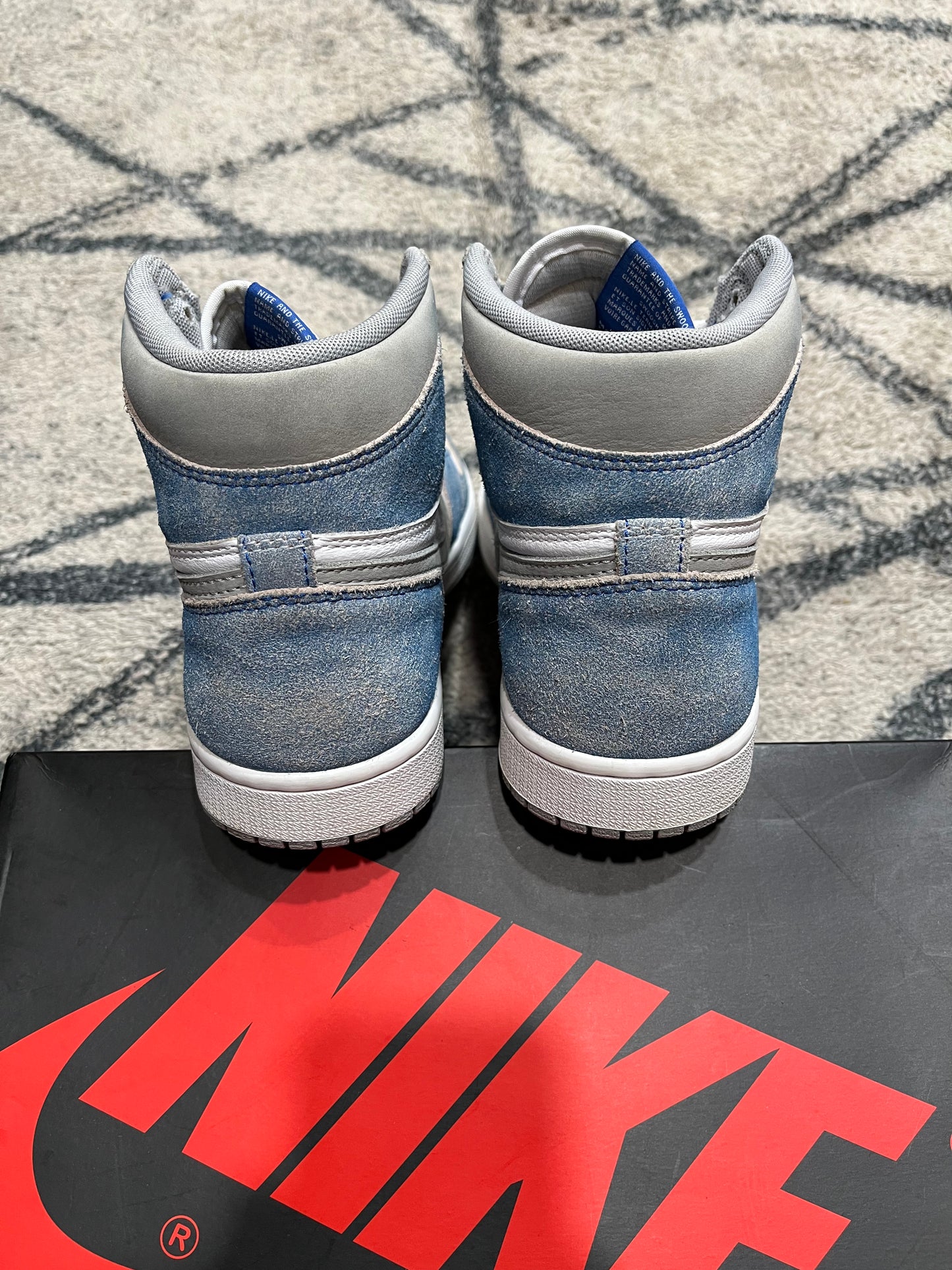 Air Jordan 1 Hyper Royal