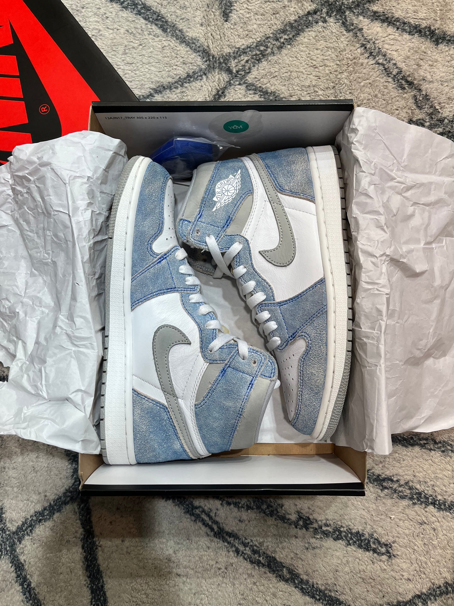 Air Jordan 1 Hyper Royal