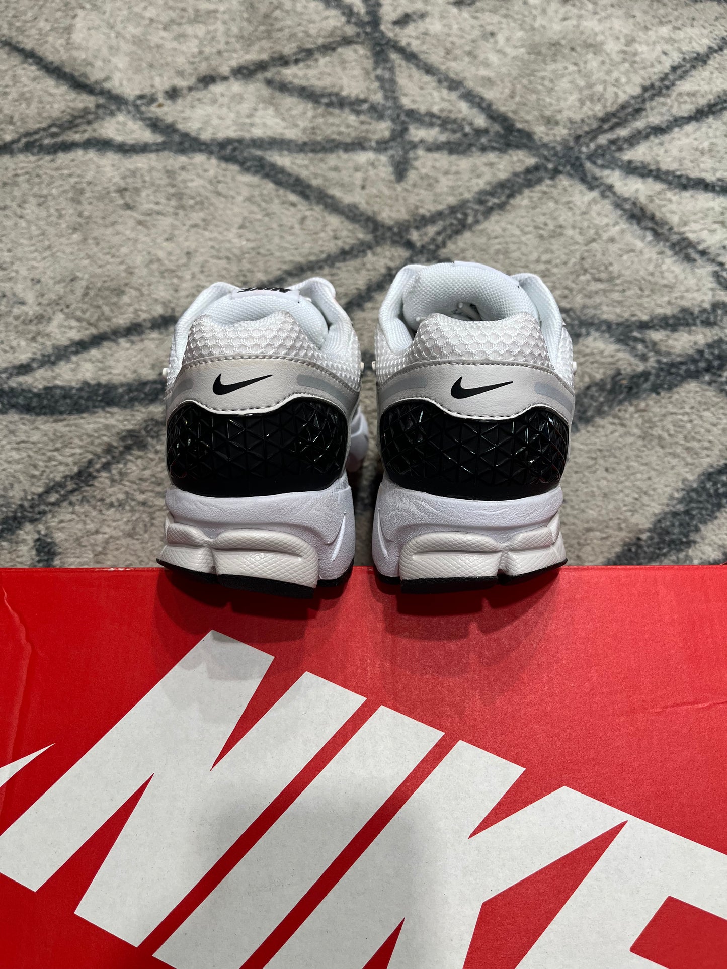 Nike Vomero 5 Black White