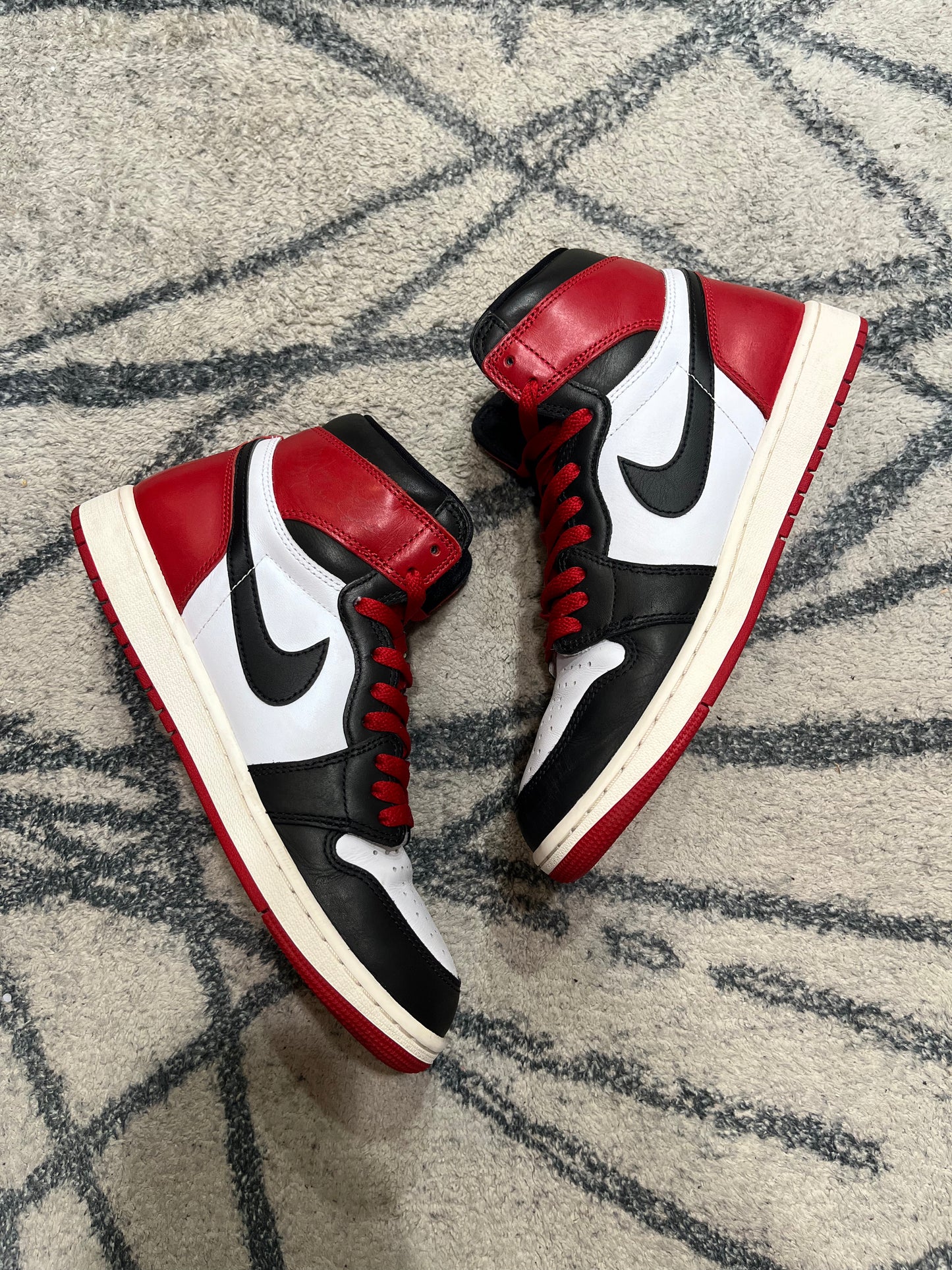 Air Jordan 1 Retro Black Toe