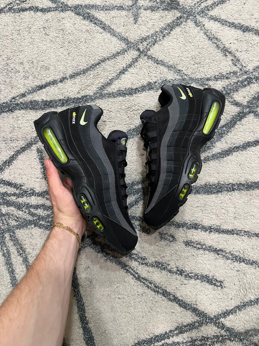 Nike Air Max 95 Neon Retro Logo