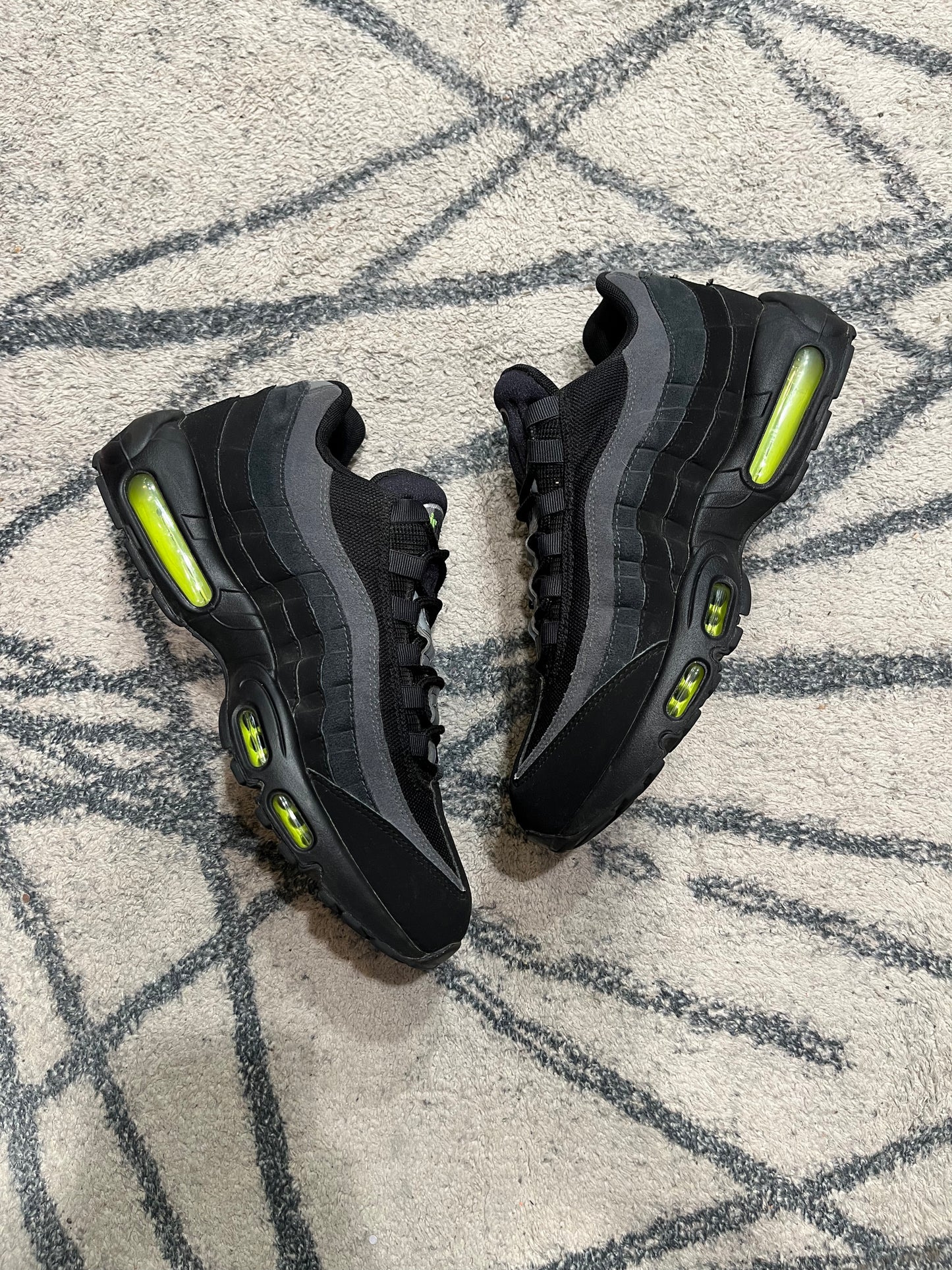 Nike Air Max 95 Neon Retro Logo