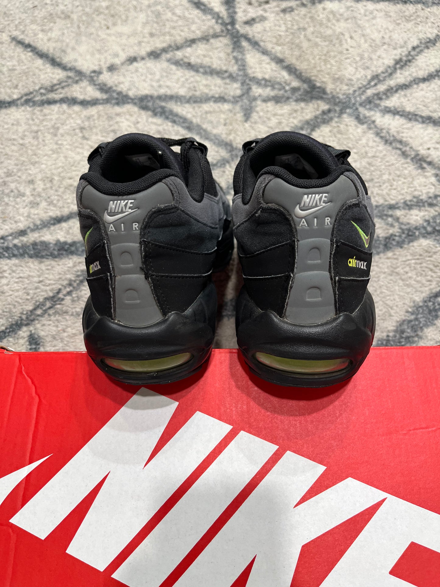 Nike Air Max 95 Neon Retro Logo
