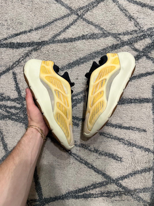 Yeezy 700 Salflower