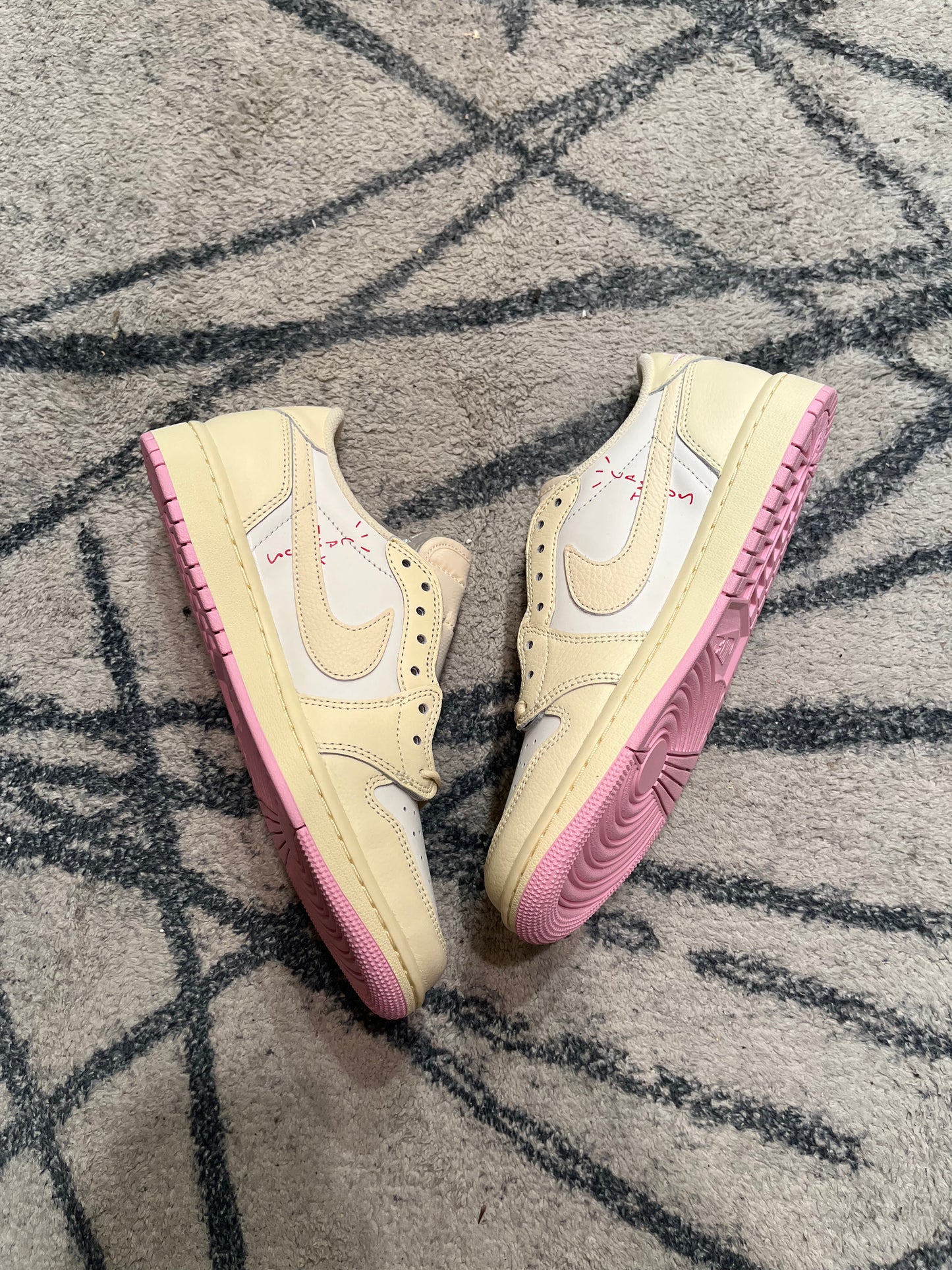 Air Jordan 1 Shy Pink