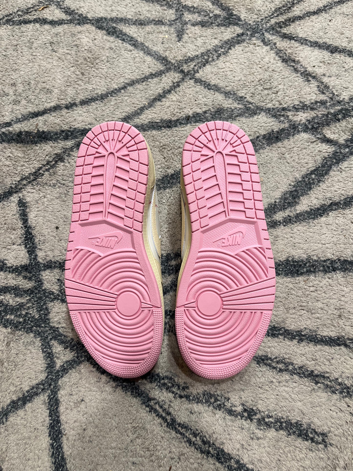 Air Jordan 1 Shy Pink