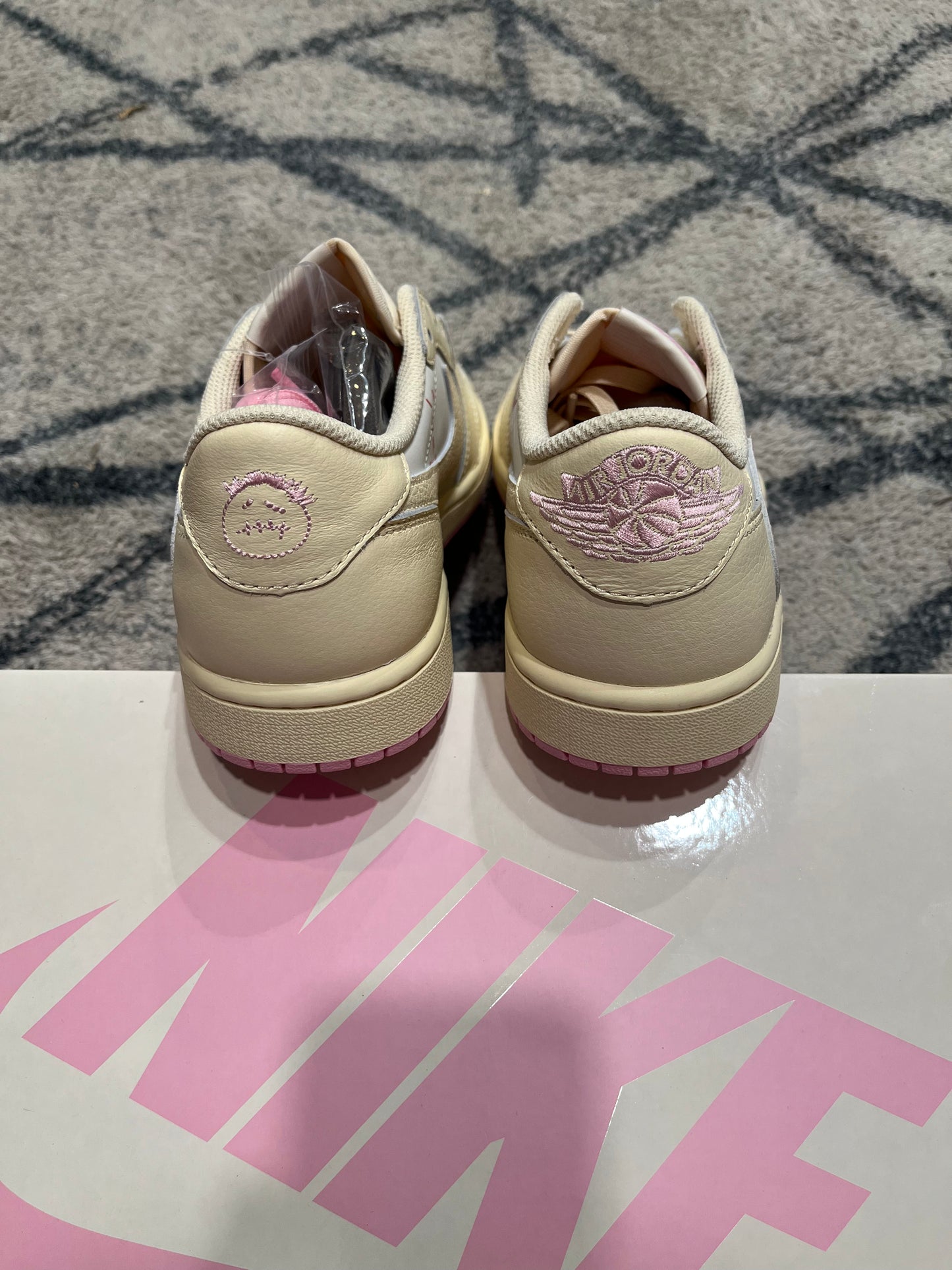 Air Jordan 1 Shy Pink