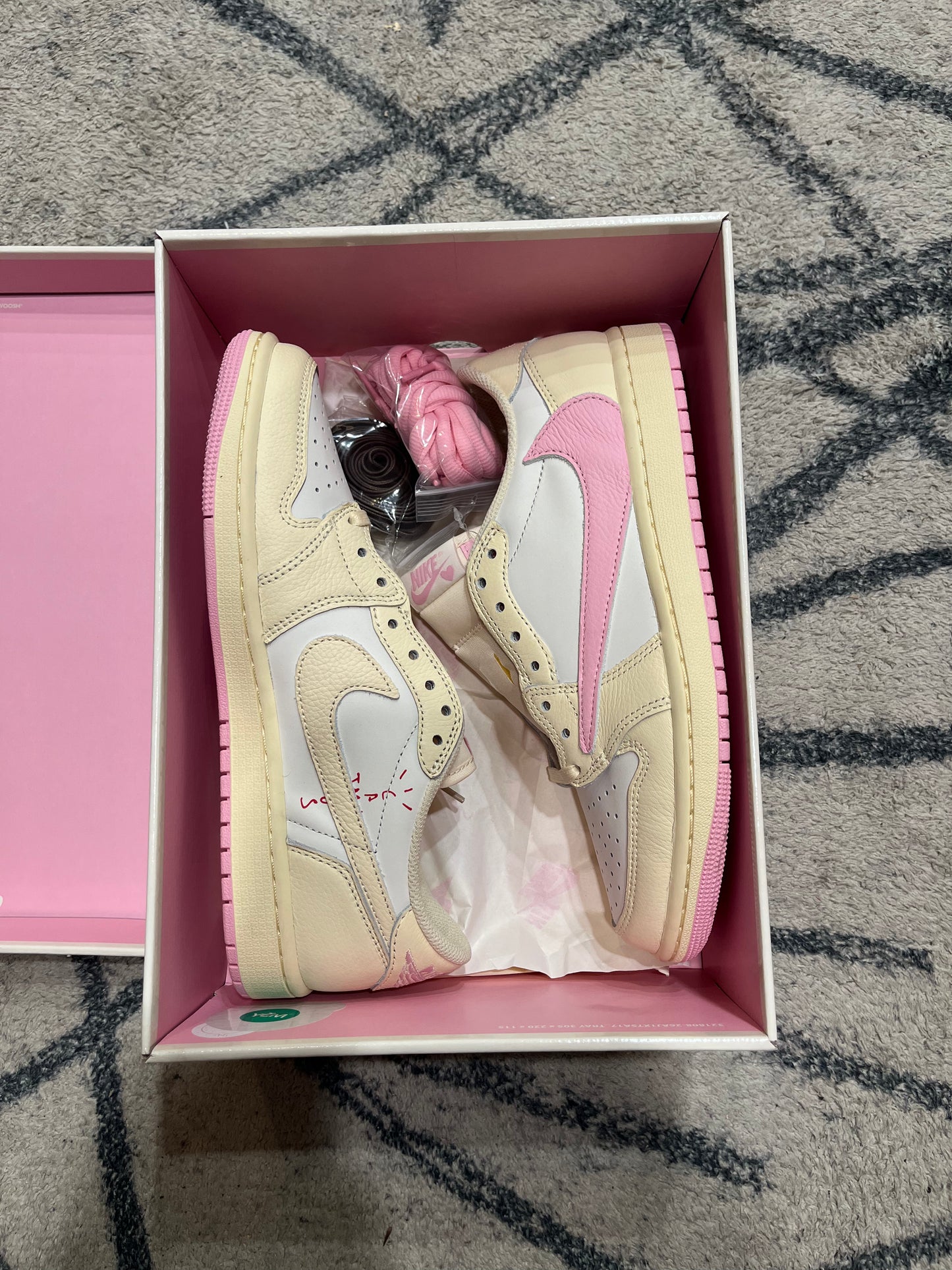 Air Jordan 1 Shy Pink