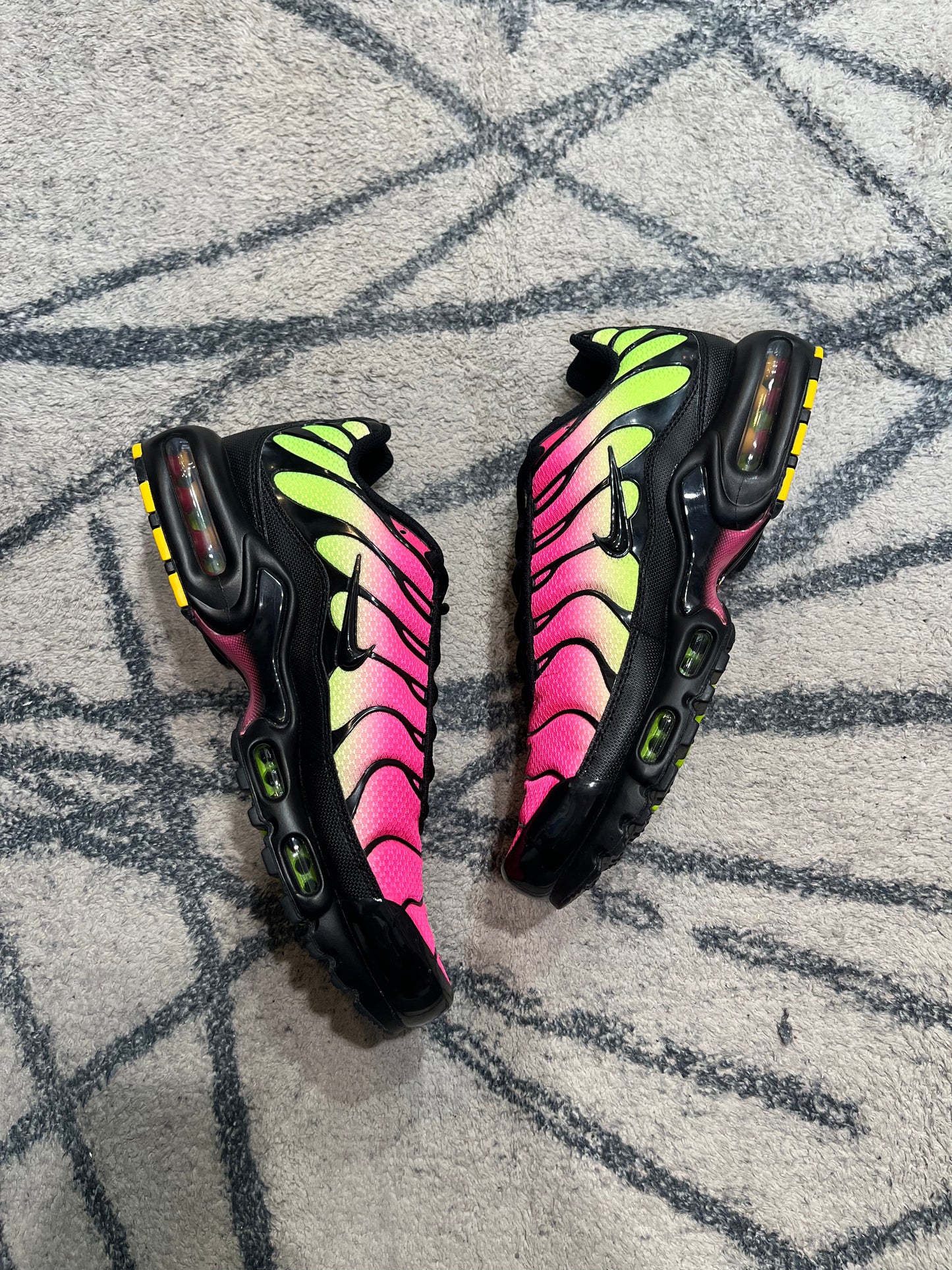 Nike Air Max Plus Hyper Pink Volt
