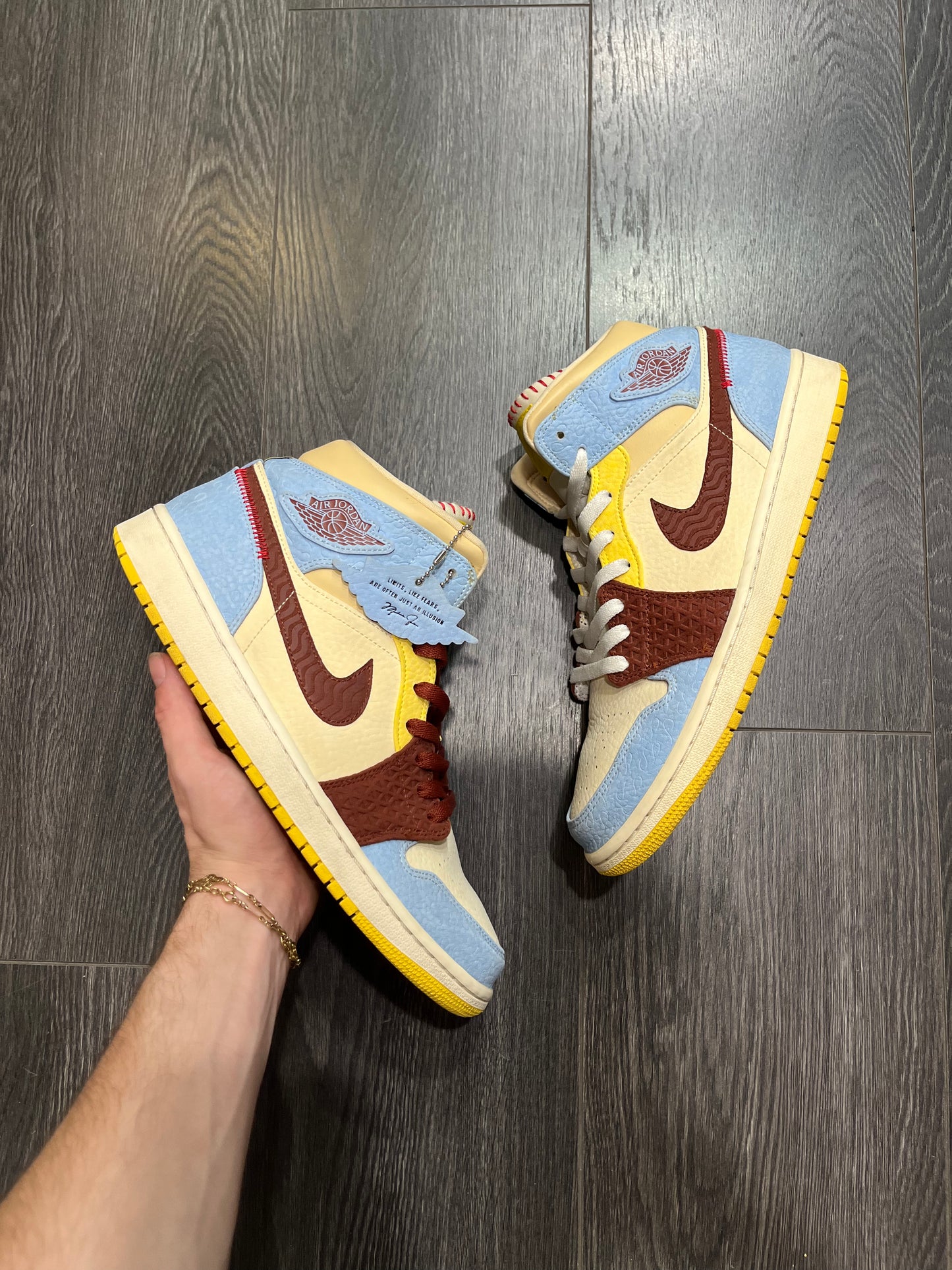 Air Jordan 1 Mid Maison Château Rouge