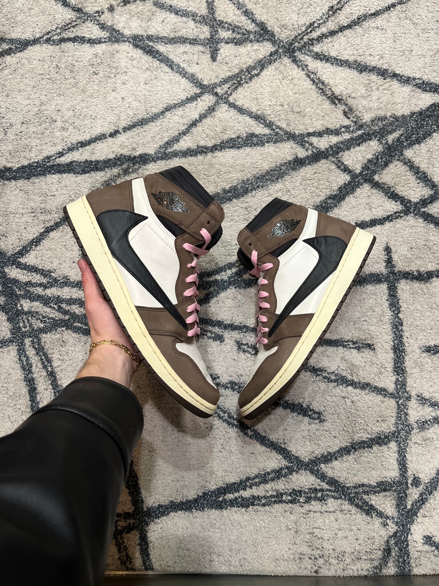 Air Jordan 1 High Reverse Mocha Travis