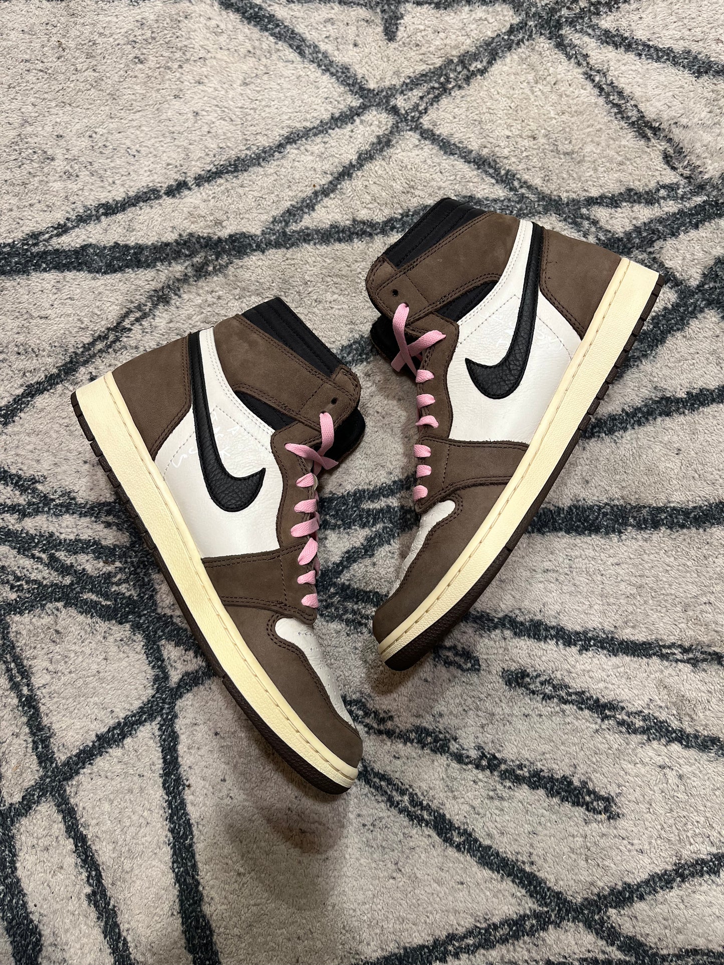 Air Jordan 1 High Reverse Mocha Travis