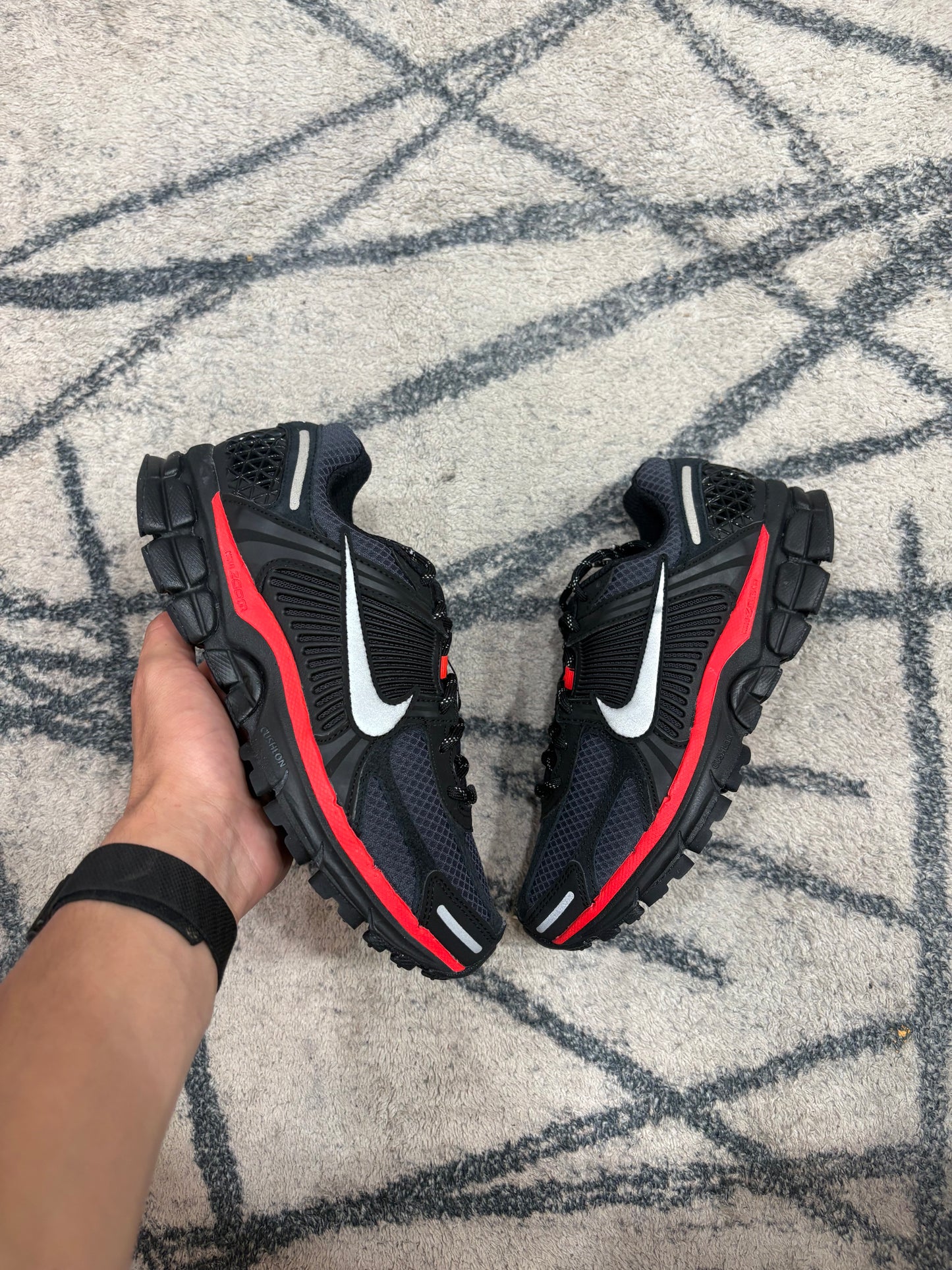 Nike Vomero 5 Metallic University Red