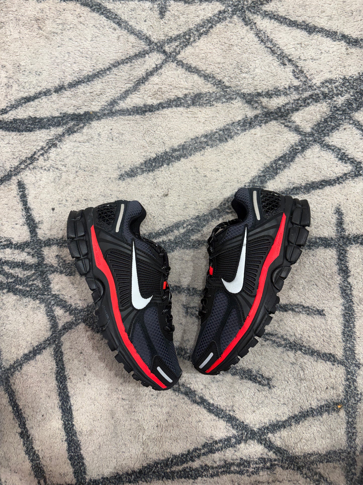 Nike Vomero 5 Metallic University Red