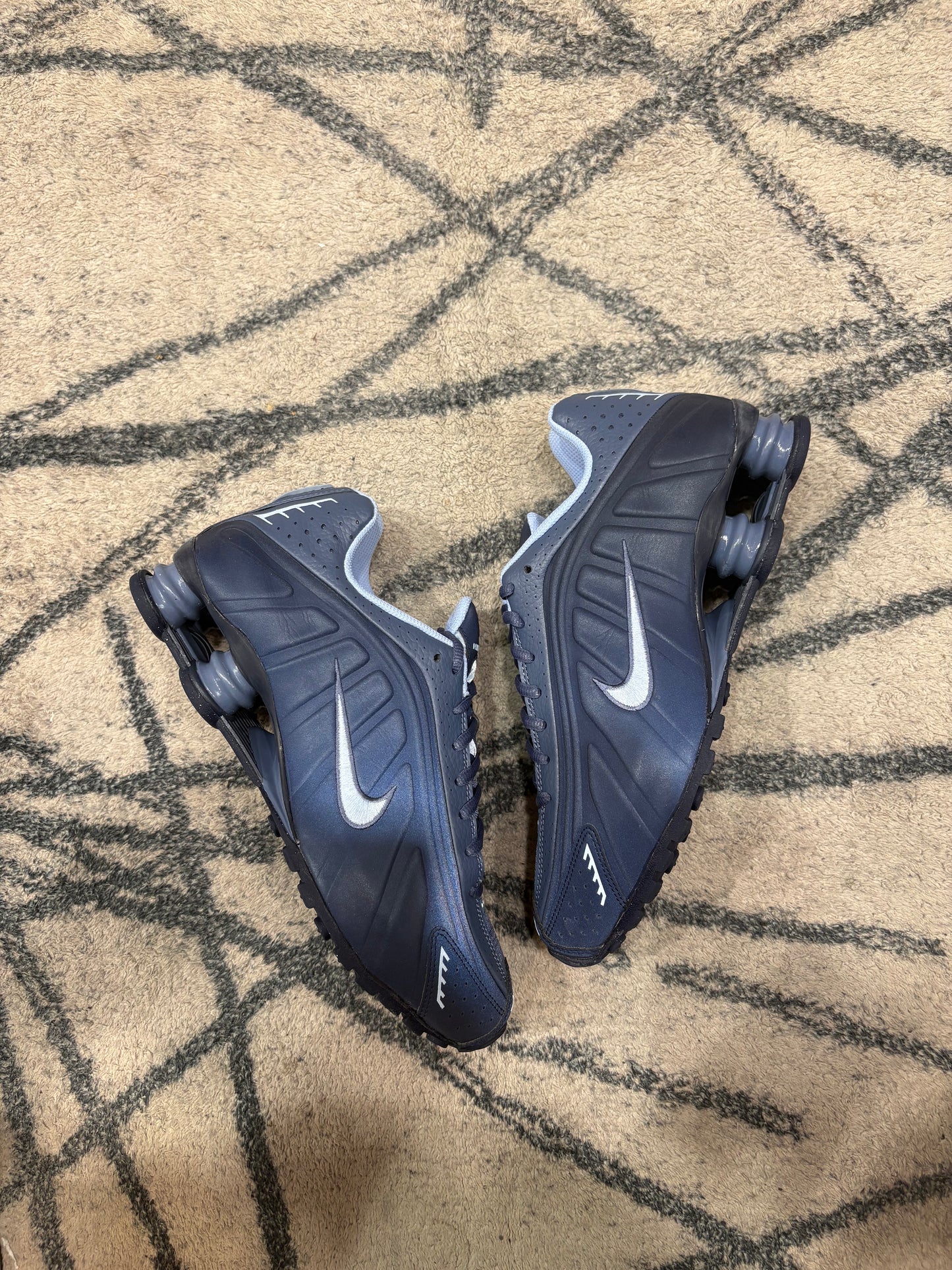 Nike Shox R4 Obsidian Aluminum