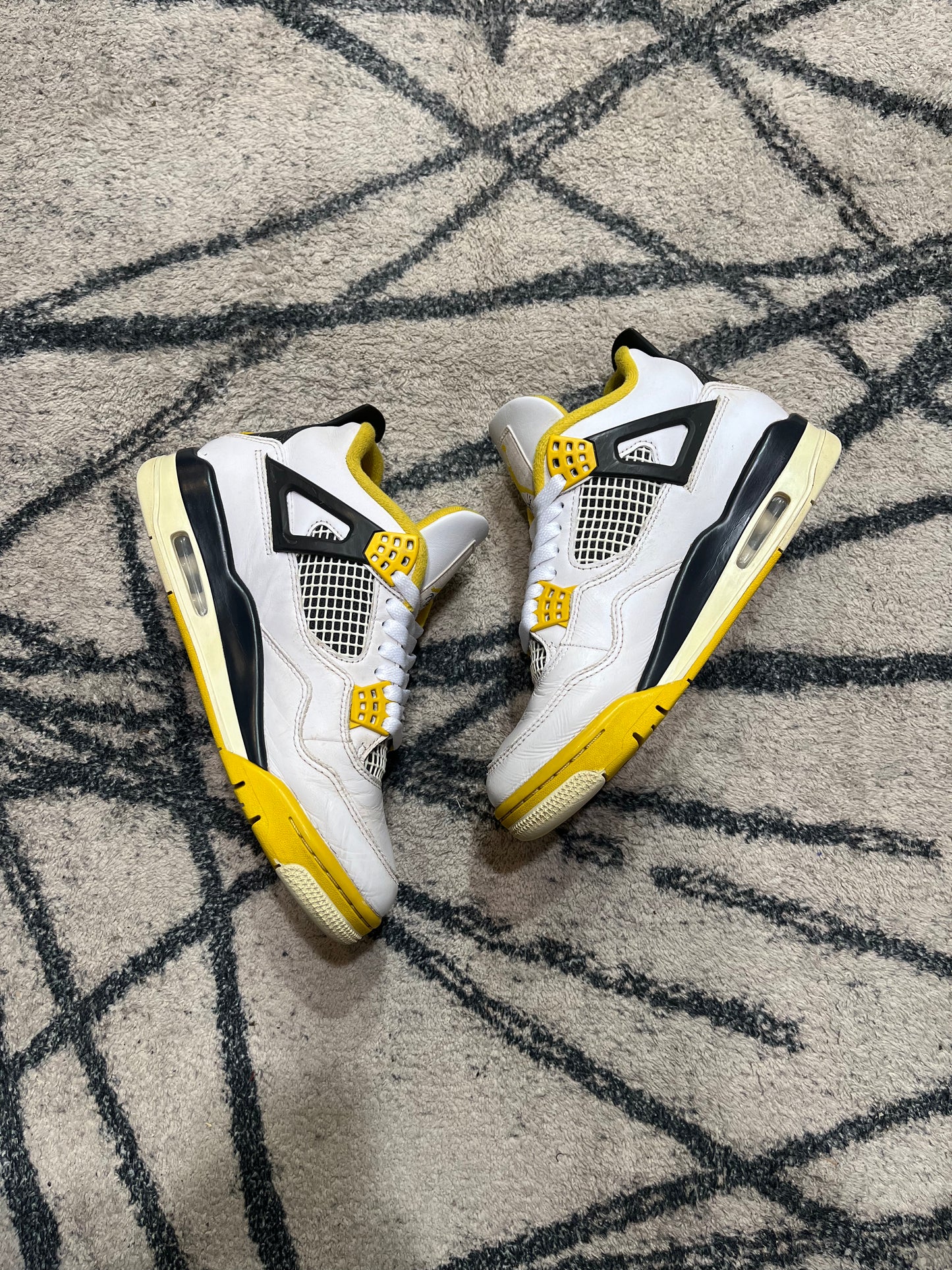 Air Jordan 4 Vivid Sulfur