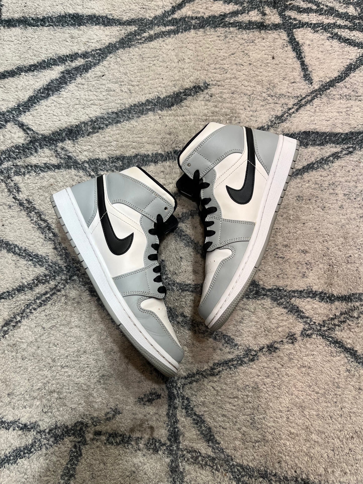 Air Jordan 1 Mid Smoke Grey