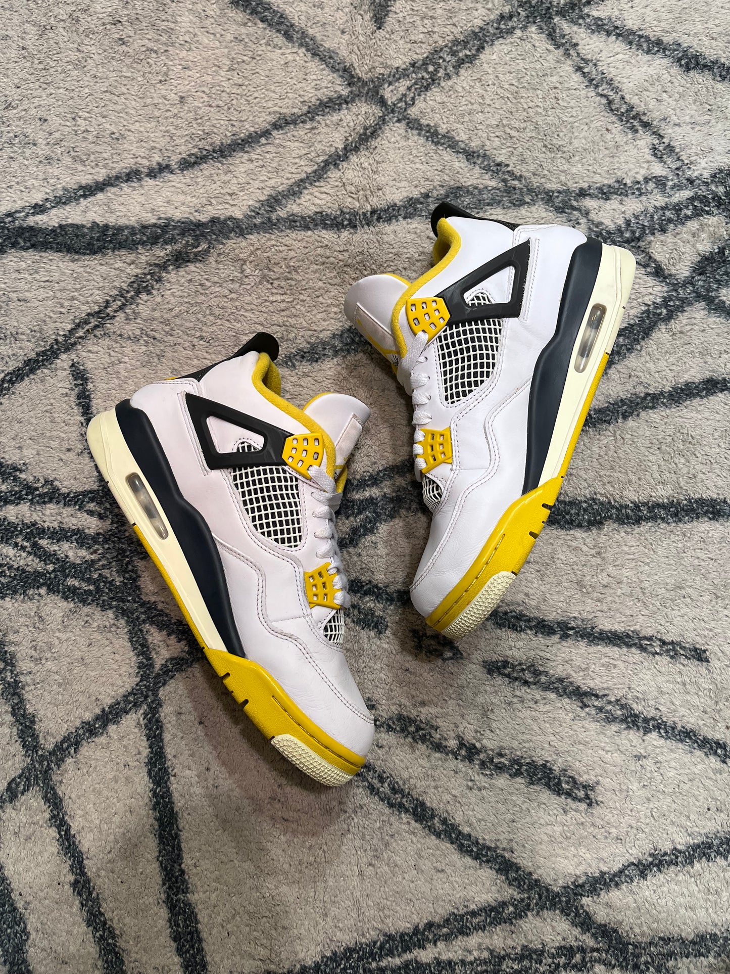 Air Jordan 4 Vivid Sulfur