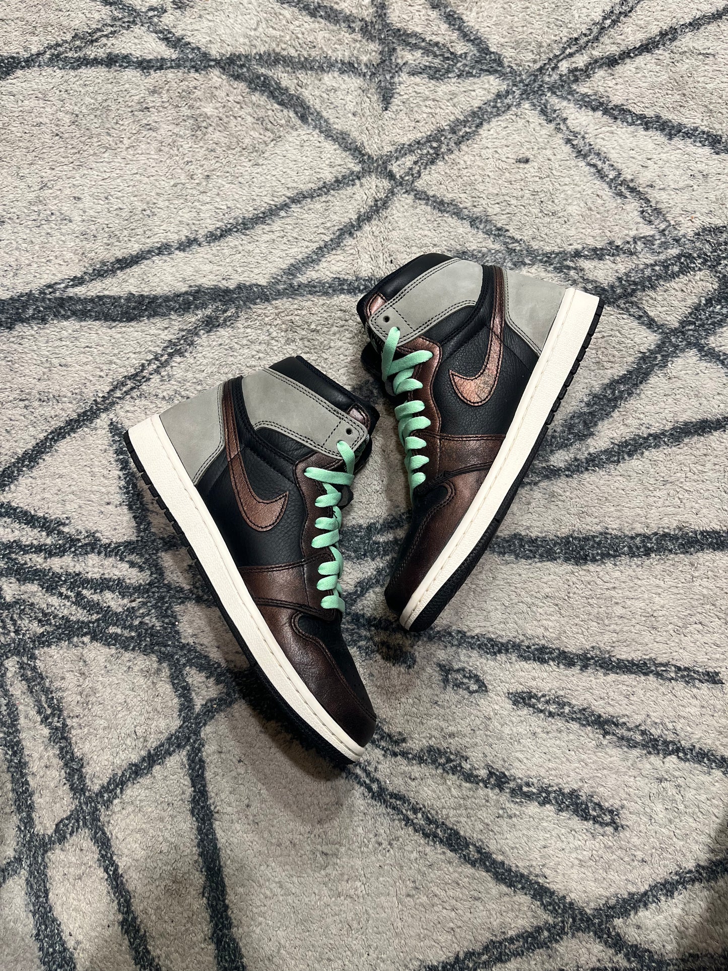 Air Jordan 1 Shadow