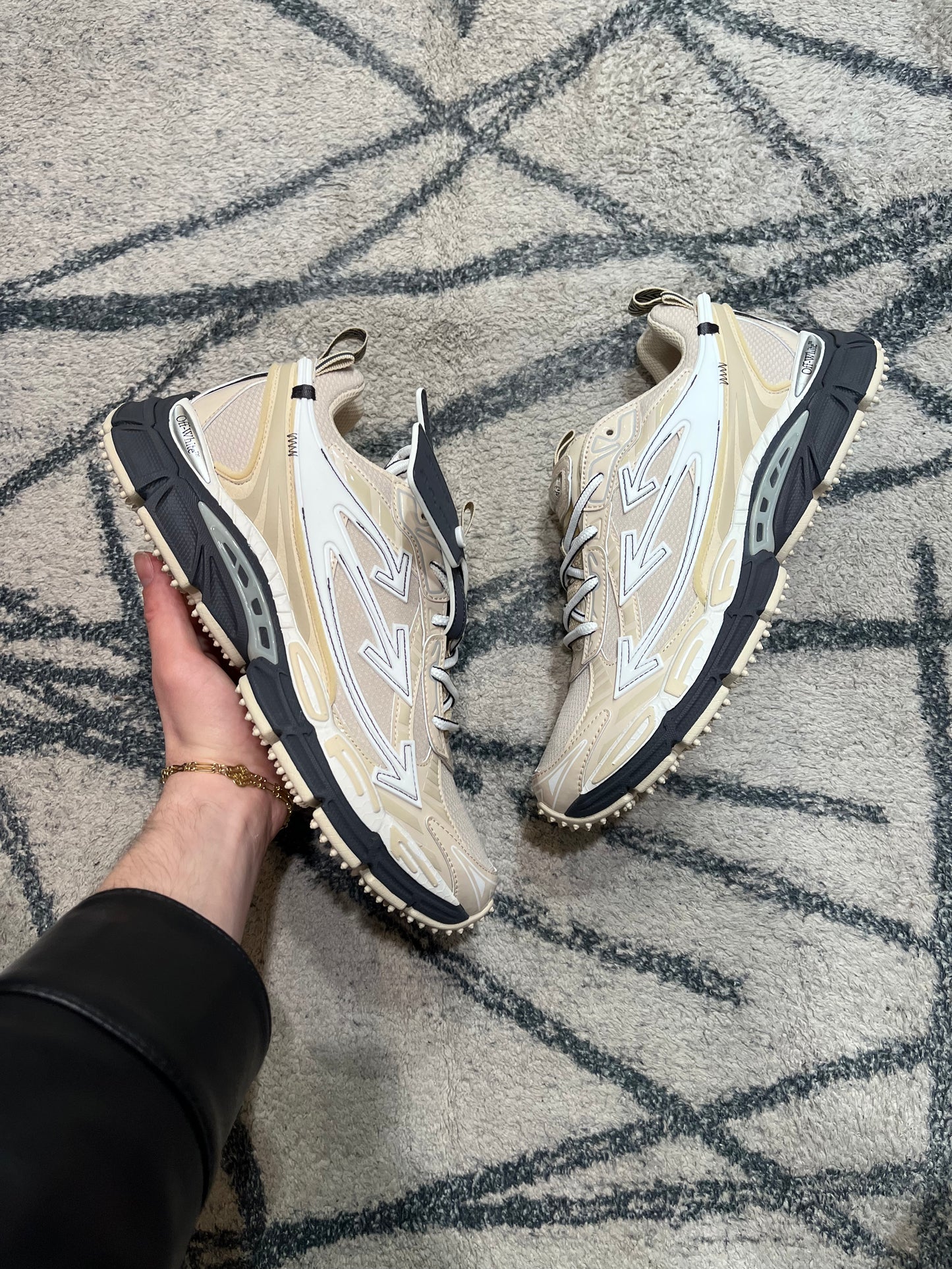 Off White Be Right Vintage Black Beige