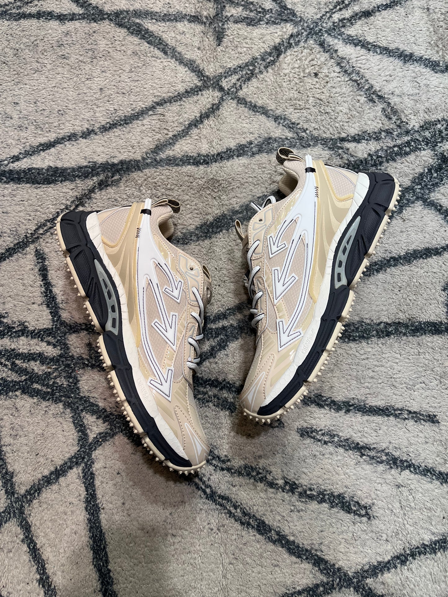 Off White Be Right Vintage Black Beige