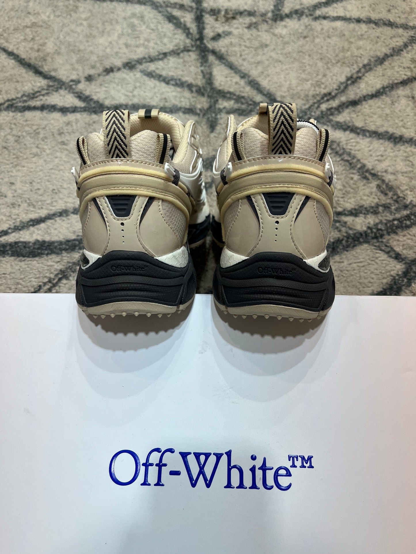 Off White Be Right Vintage Black Beige