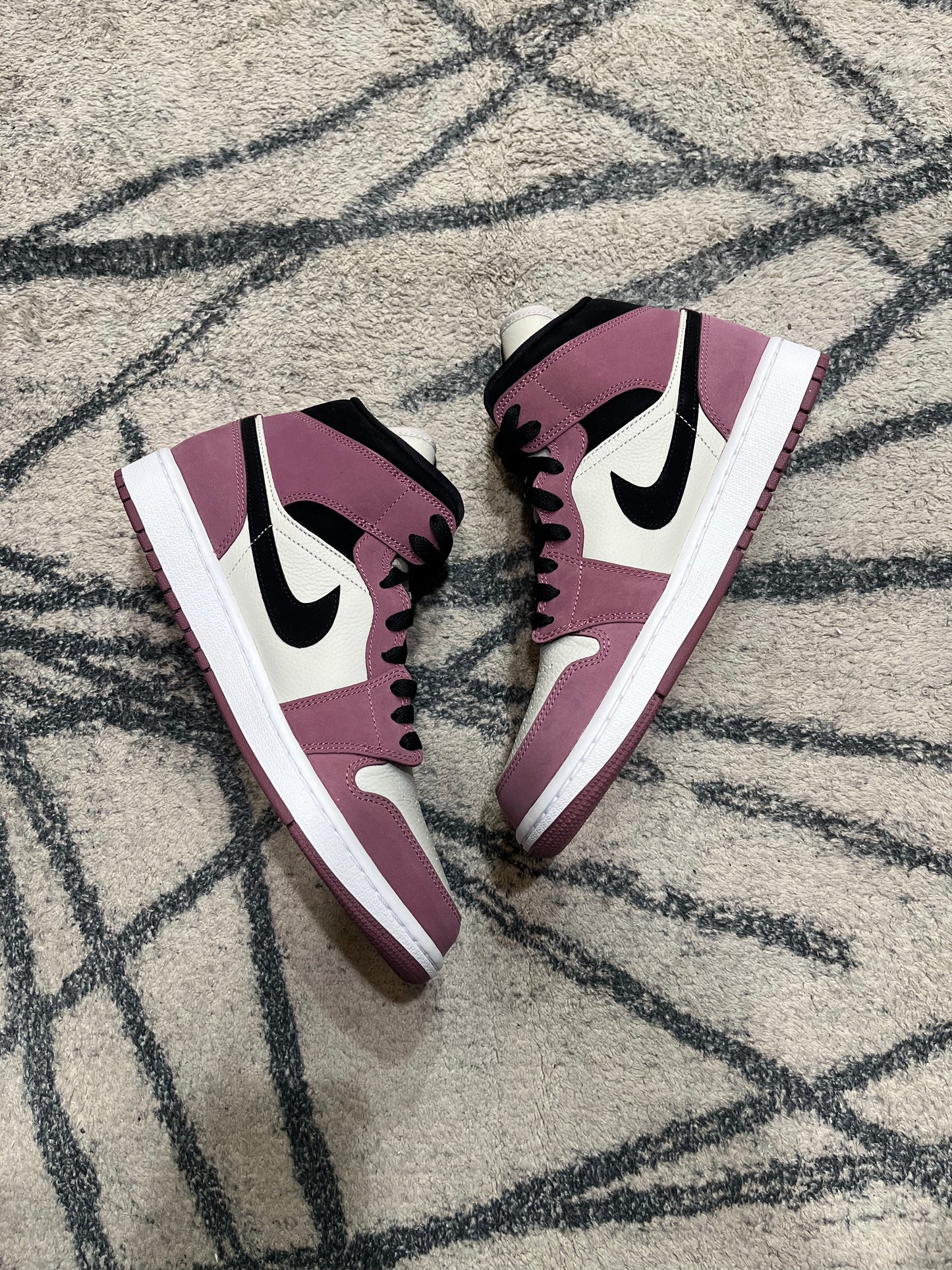 Air Jordan 1 Mid Barely Rose