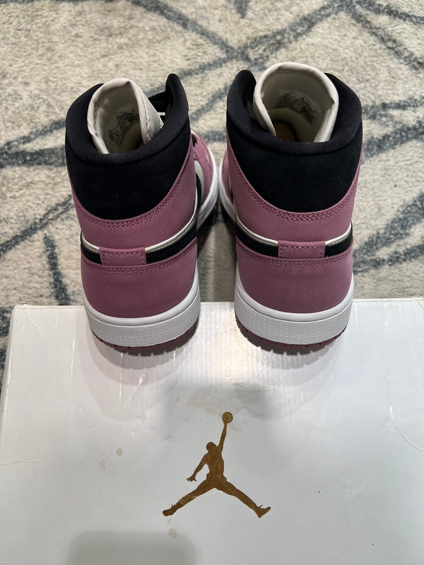Air Jordan 1 Mid Barely Rose